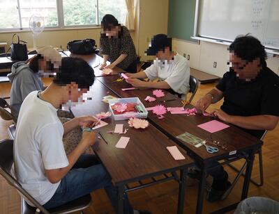 ヨモヤ商店の皆さんの作業の様子　とても丁寧です