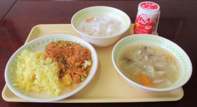 一学期最後はキーマカレー　午前中、校舎内に美味しいにおいが漂いました