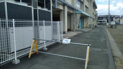 駐車場への案内とバリケード