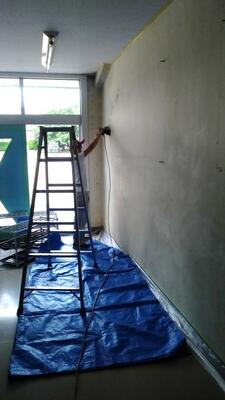 まずは下地をととのえてから　サンダーできれいにならして