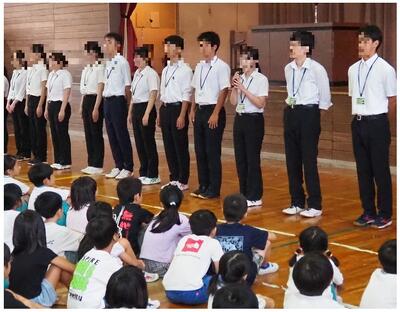 全校朝会で紹介式　歌声で迎えるといういい企画でした