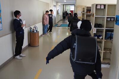 昇降口での挨拶　代表の人をみかけて挨拶を意識化している様子がわかります。