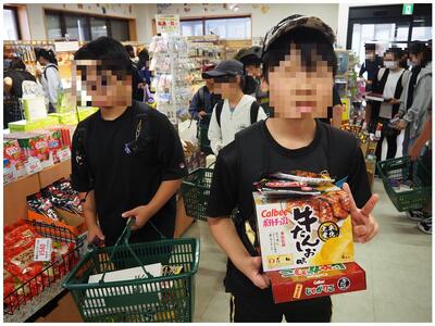 いわば修学旅行の一大イベントとも言えます。楽しそうにお買い物していました。