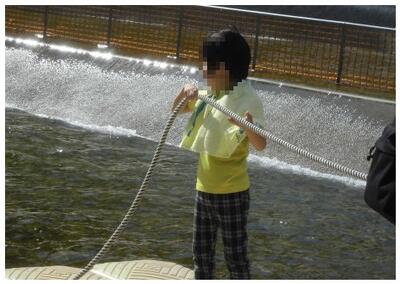 水辺での体験活動も行いました。頑張って向こう岸に。
