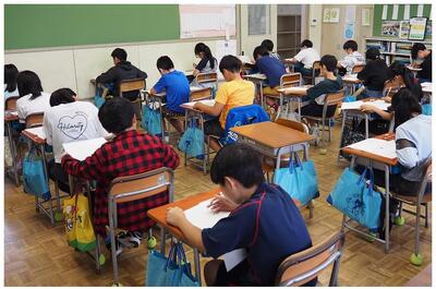 真剣に問題に向かう５の２の皆さん