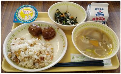 お月見給食で丸い肉団子にゼリー。芋の子汁も秋らしくていいですねえ。