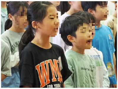 いい表情で歌っています。モザイク無しバージョンは学校懇談会で！