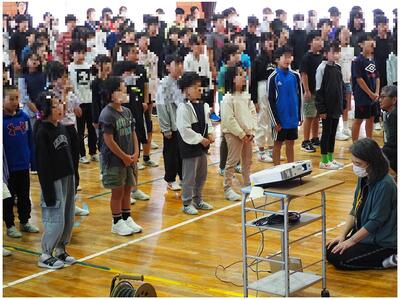淳子先生が録音中です。全校の声を集めています。