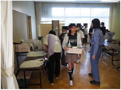 ２組の皆さんは、検査器具の運搬