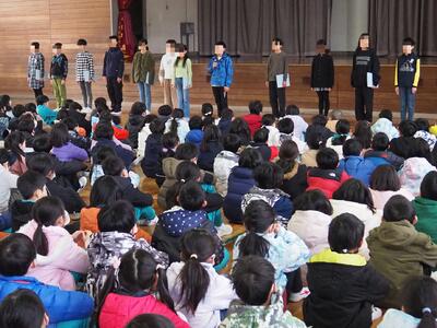 引継ぎ式を全校の前で