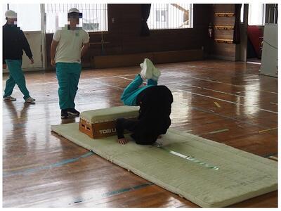 低い跳び箱を飛び越しての前転です