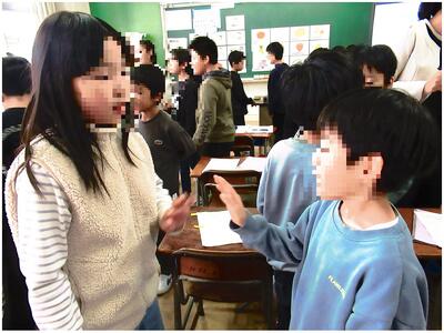 笑顔でアクティビティ　英語を使ったゲームをしています