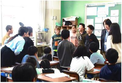 みんなで発音するときの顔をチェック　笑顔がとてもいいのです！