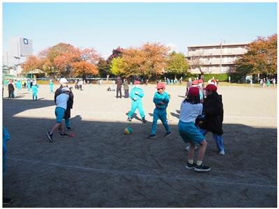 ボールを使う班もありました。遊びはいろいろ工夫されています。