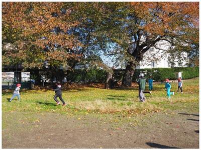 紅葉の下、かけまわっています
