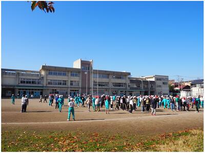 先生たちが来る前に自分たちで整列しようと頑張っています