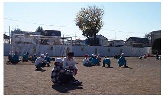 放送が聞こえない子たちに「座って！」と声をかける高学年