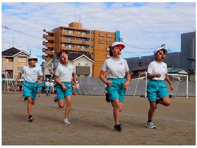 校庭を元気に出ていく４年生！