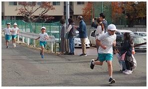 沿道の応援を受けて頑張る５年生！