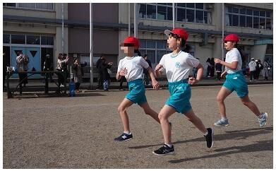 校庭での応援をうけて走る３年生！