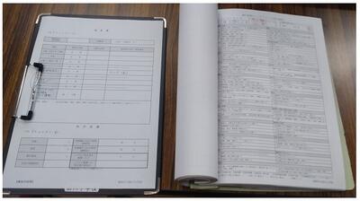 検食簿とチェック表の綴りです。一日の書き物はもっと多いのです。