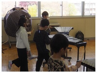 一年生だってこんなにできます！　音楽室で合奏中。
