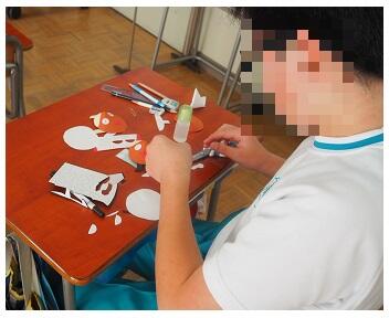 切る作業は集中力が必要　３組の図工