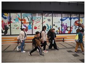 肴町アーケードを歩きます　低学年を高学年が連れて歩いてくれています