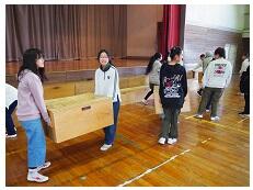 片づけを黙々と笑顔で手伝ってくれる６年生