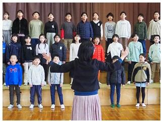 いい表情で歌っています　学校懇談会で披露