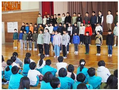 代表が話し始めると全校児童がしっかり聴く姿勢になります　すごい！