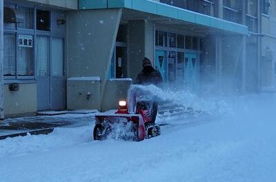 校舎前の除雪
