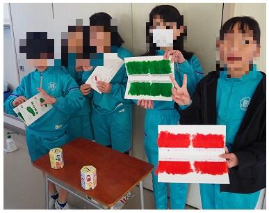 緑の羽と赤い羽根を募金した皆さんに渡します