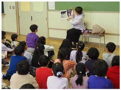 ２年生の読み聞かせ　絵本と語りに釘付けです