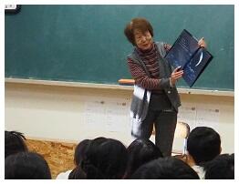 しかけ絵本の楽しさに声をあげて喜んでいました