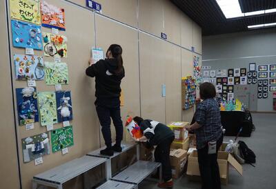 ３人の先生たちが工夫して展示をしています