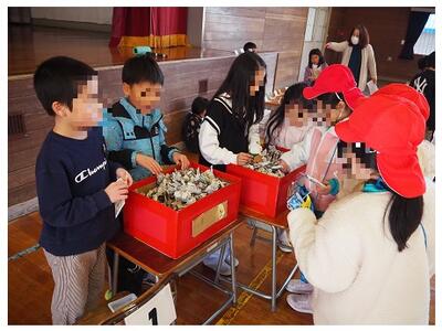 紅白帽子は１年生　２年生のお店で楽しそうに遊んでいます