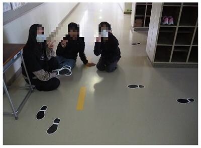 足跡を貼って、廊下歩行を呼びかけるアイディアです