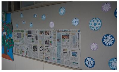新聞が廊下に貼られました。雪の掲示に衣替えも。