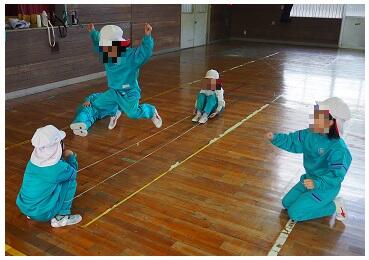 跳ぶ補助動作の学習のためにゴム跳びもしています