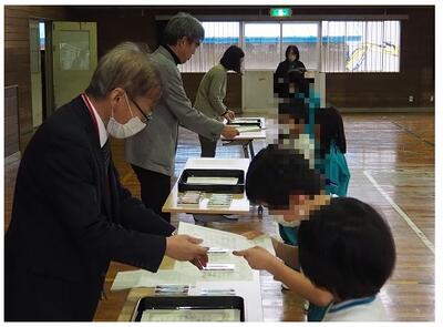 １位から３位まで一気に渡します