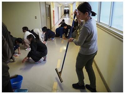 ６年生もしっかり腰をかがめて最後まで水拭きを頑張りました