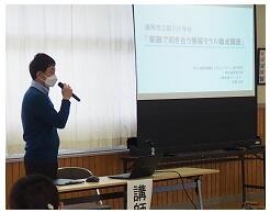 上級カウンセラーの資格をお持ちの伊藤先生。心地よく耳にお話が入ってきます。