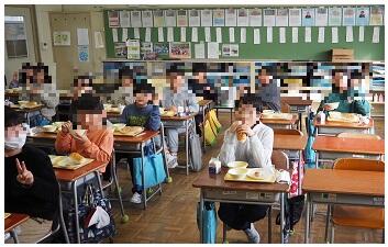 空席が目立ちます　静かに食べる５年生