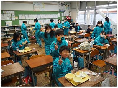 食べ終わって片付け始める４年生　できるだけ静かに