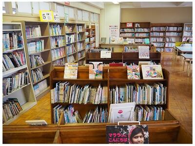 ヨモヤさんの整理で、立てた本も見やすくなりました。きれい！