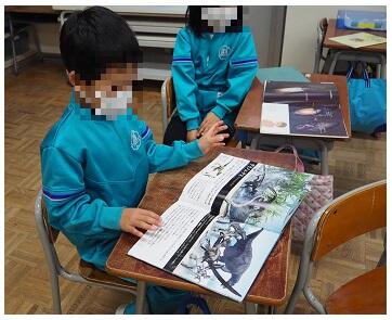 １年生　図鑑を楽しそうに読んでいます　ミッケも大人気です