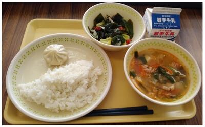 わかめの黒と小籠包の白のコントラストもいい！