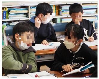 自分のノートを見せて説明をする５年生