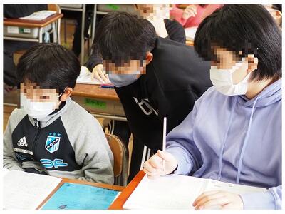 時には席を離れて考えを共有し合う　５年生